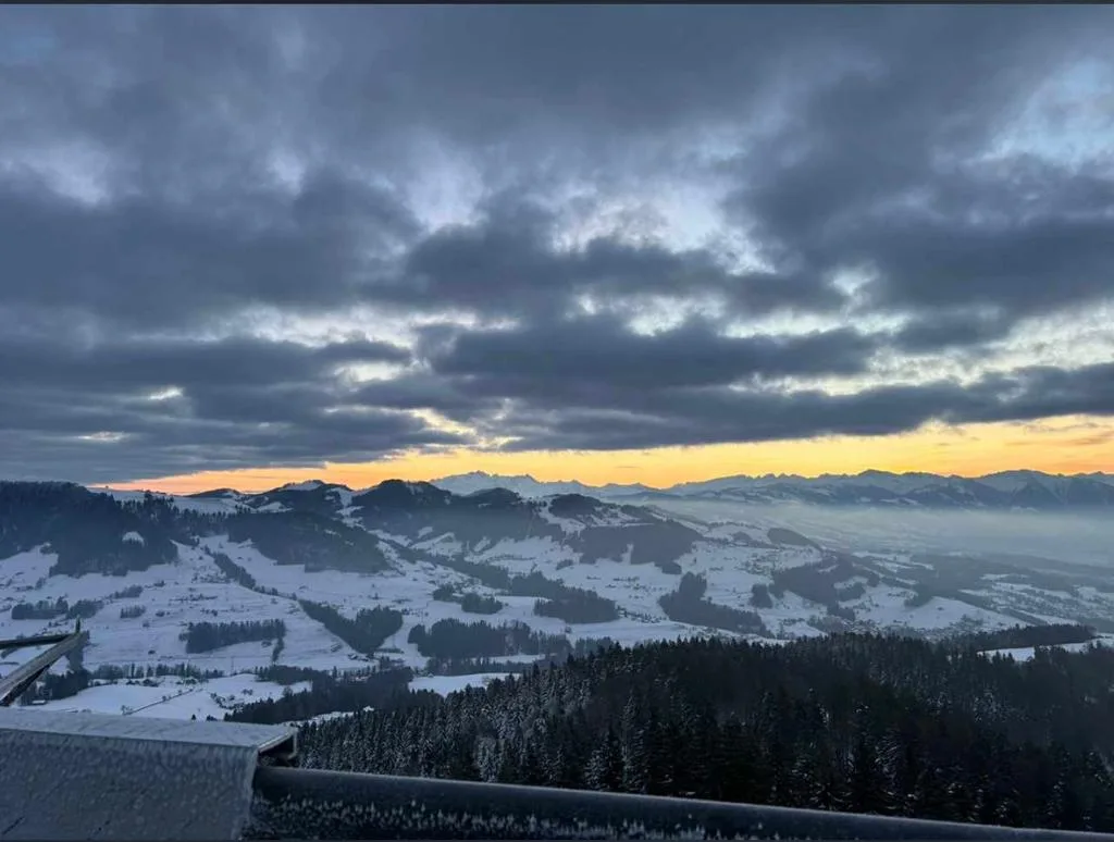 Aussicht vom Bachtel auf eine schneebedeckte Landschaft.